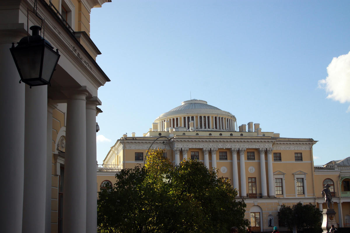 Вид на Павловский дворец